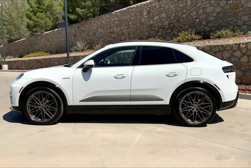 2025 Porsche Macan Electric Turbo photo 1