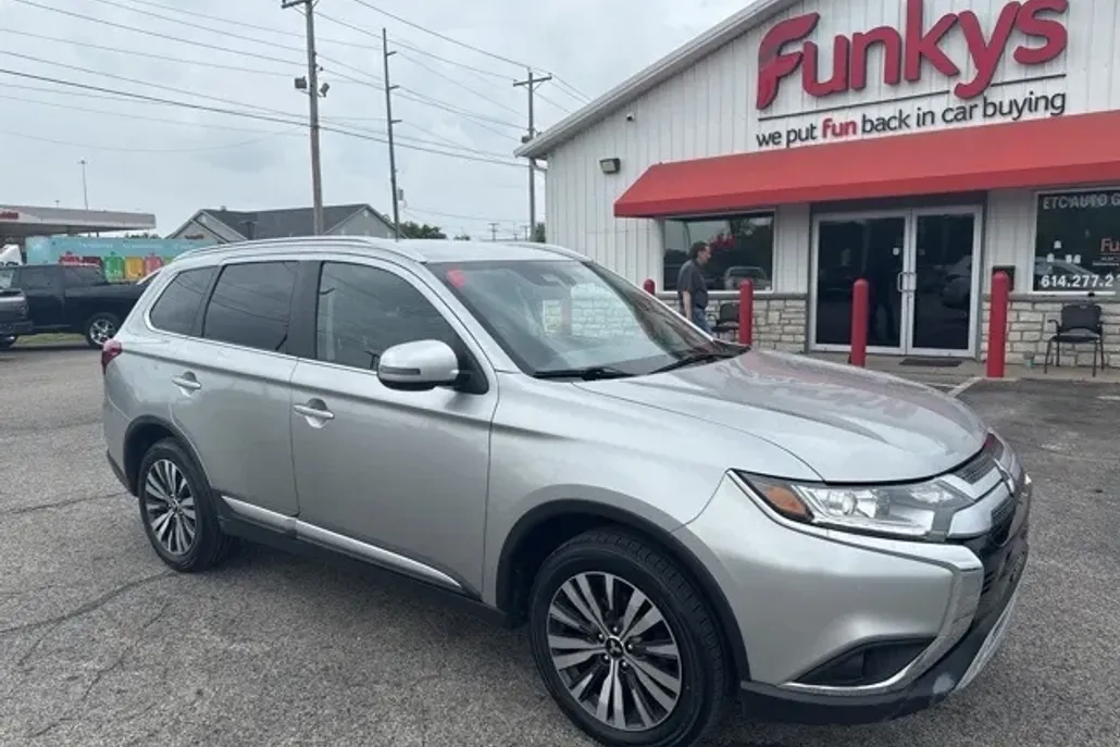 2020 Mitsubishi Outlander SE photo 1