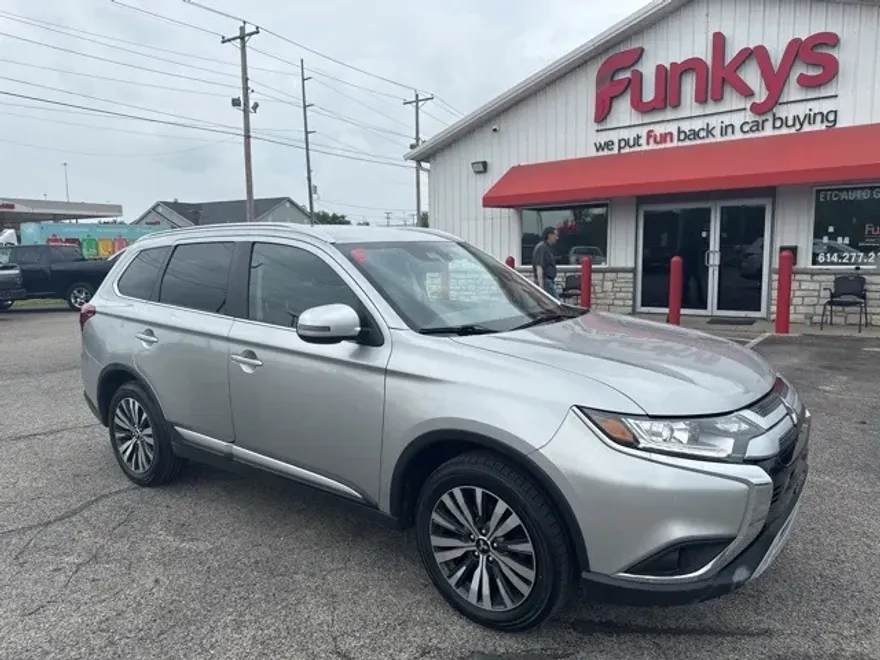 2020 Mitsubishi Outlander SE photo 1