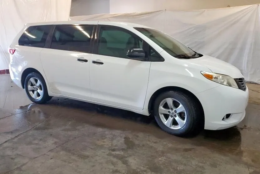 2017 Toyota Sienna L photo 1