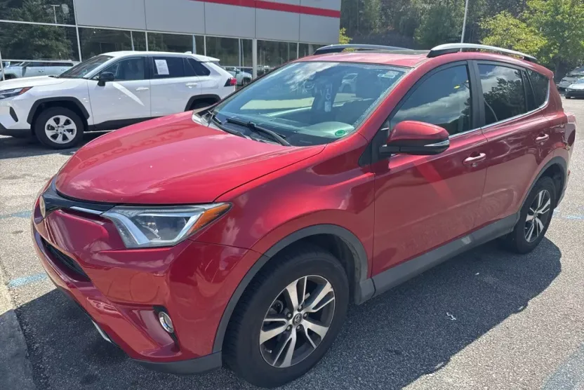 2017 Toyota RAV4 XLE photo 1