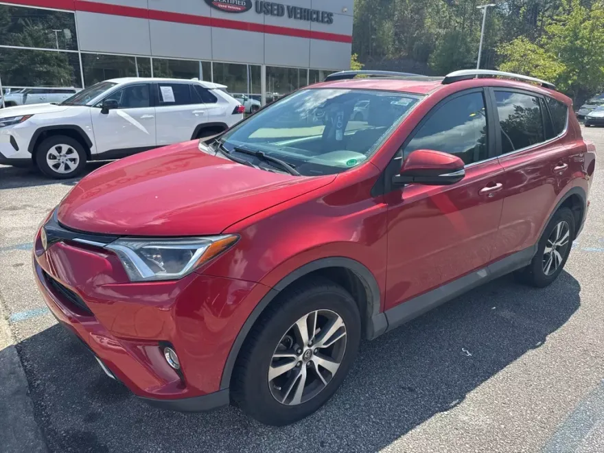 2017 Toyota RAV4 XLE photo 1