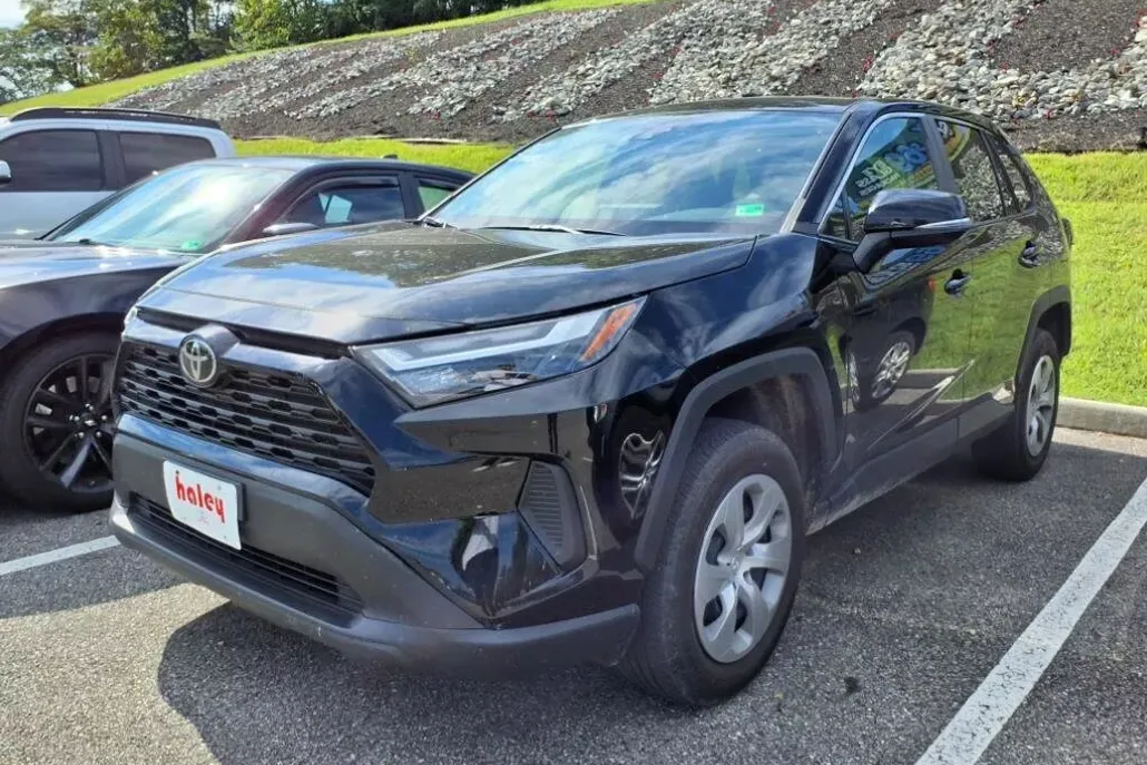 2023 Toyota RAV4 LE photo 1