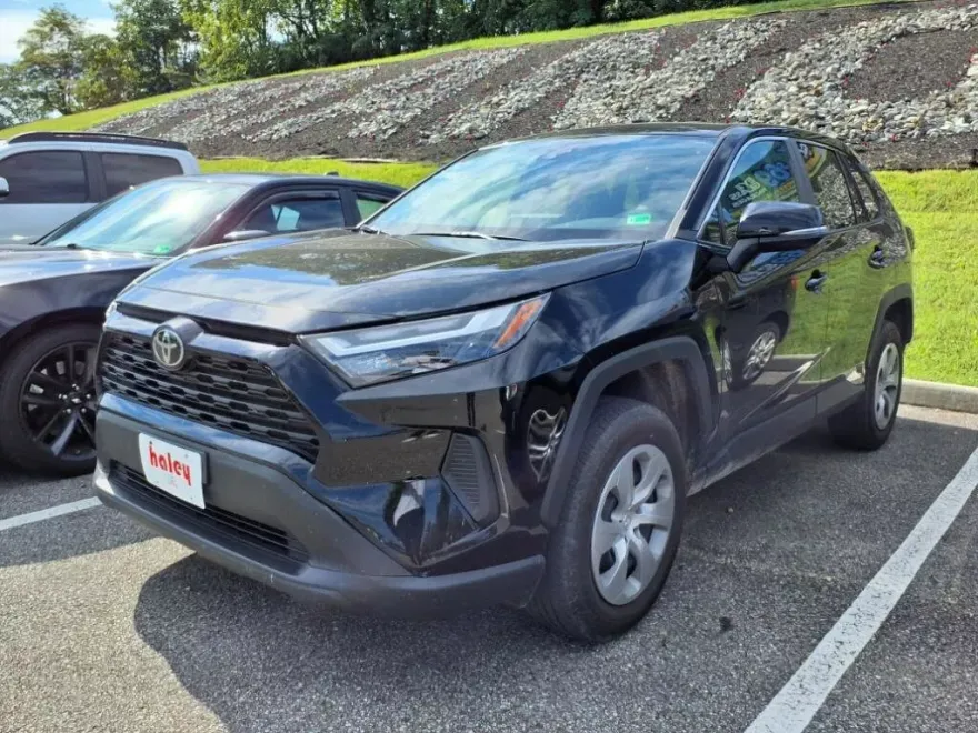 2023 Toyota RAV4 LE photo 1