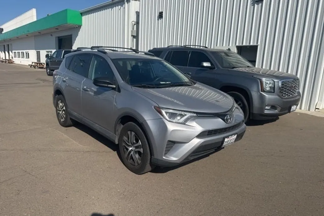 2016 Toyota RAV4 LE photo 1
