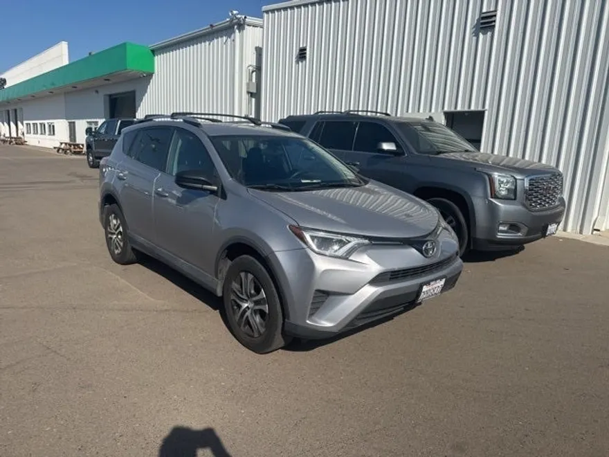 2016 Toyota RAV4 LE photo 1