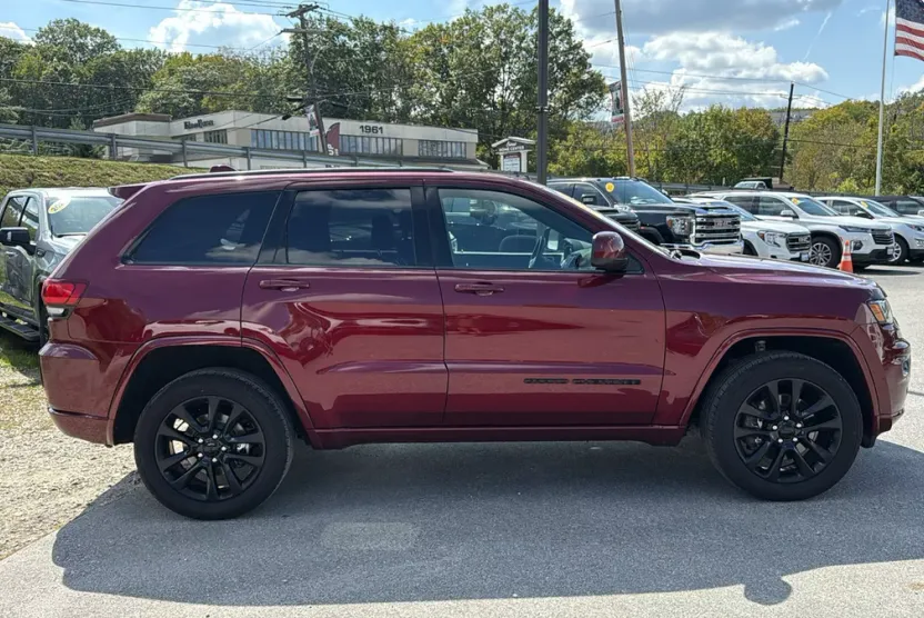 2021 Jeep Grand Cherokee Laredo X photo 1
