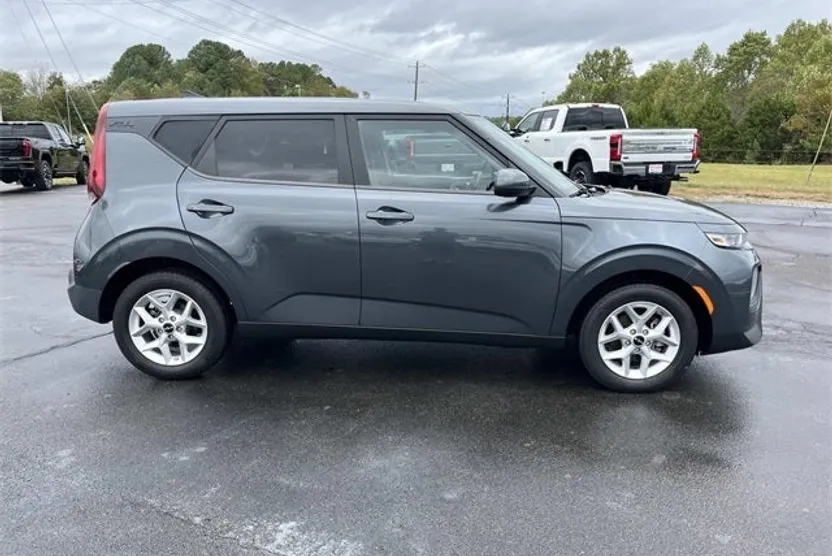 2022 Kia Soul LX photo 1