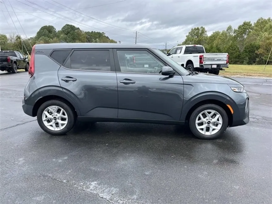 2022 Kia Soul LX photo 1