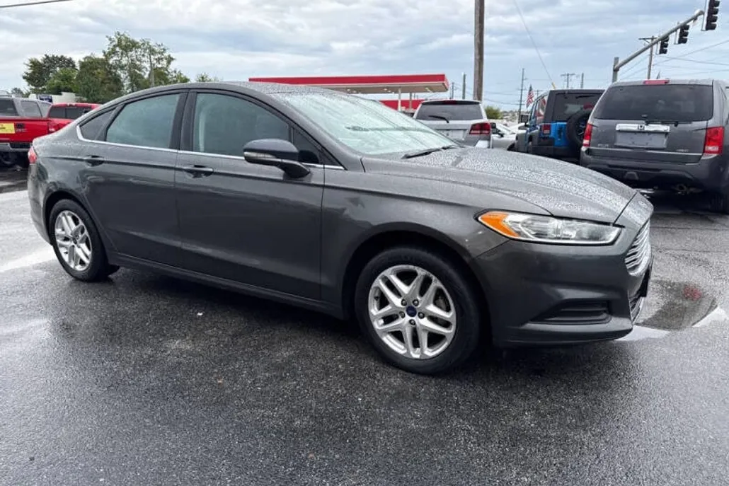 2016 Ford Fusion SE photo 1