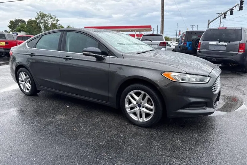 2016 Ford Fusion SE photo 1