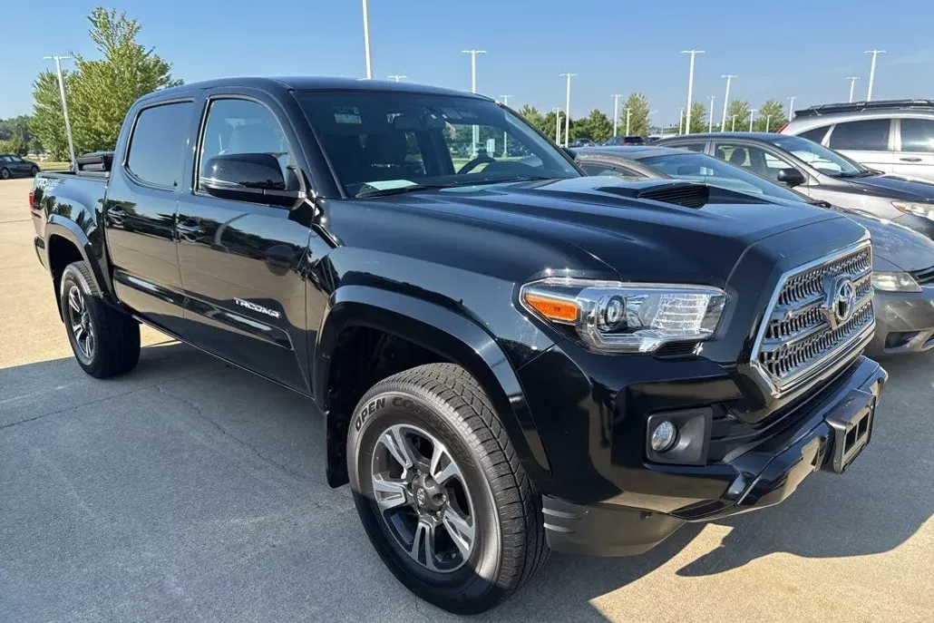 2017 Toyota Tacoma TRD Sport photo 1