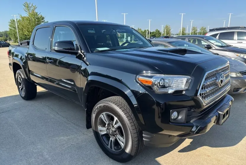 2017 Toyota Tacoma TRD Sport photo 1