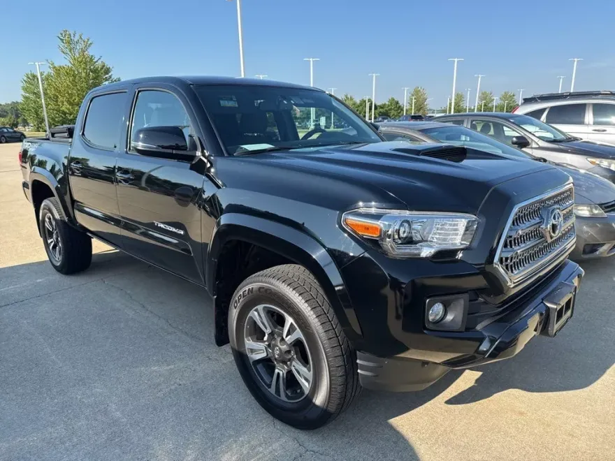 2017 Toyota Tacoma TRD Sport photo 1