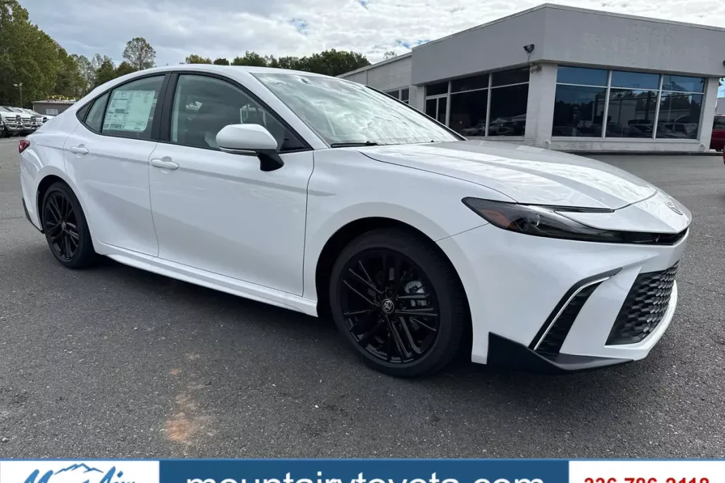 2026 Toyota Camry SE photo 1