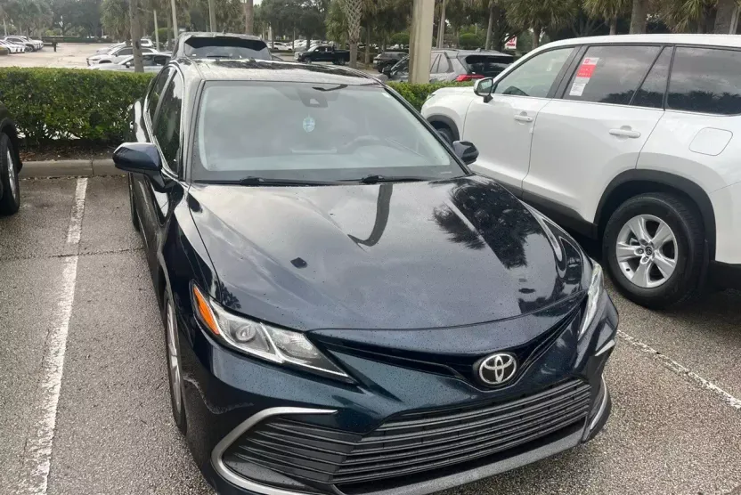 2021 Toyota Camry LE photo 1