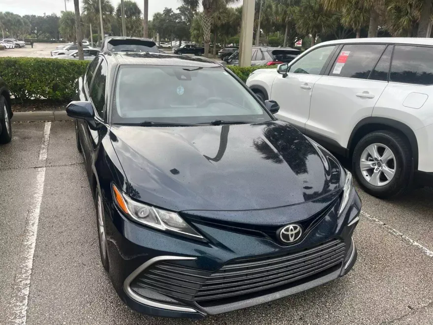 2021 Toyota Camry LE photo 1