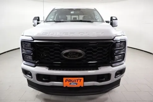 2025 Ford F-250 Lariat photo 2