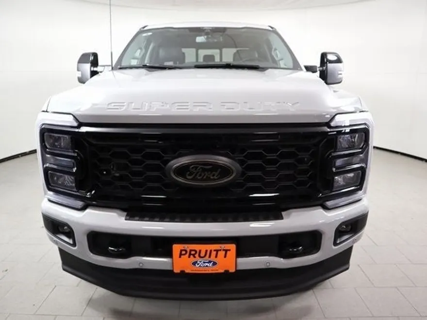 2025 Ford F-250 Lariat photo 2