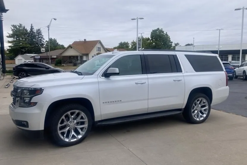 2019 Chevrolet Suburban LT photo 1