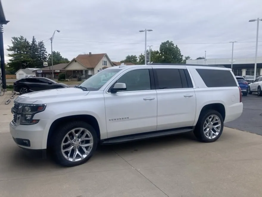 2019 Chevrolet Suburban LT photo 1