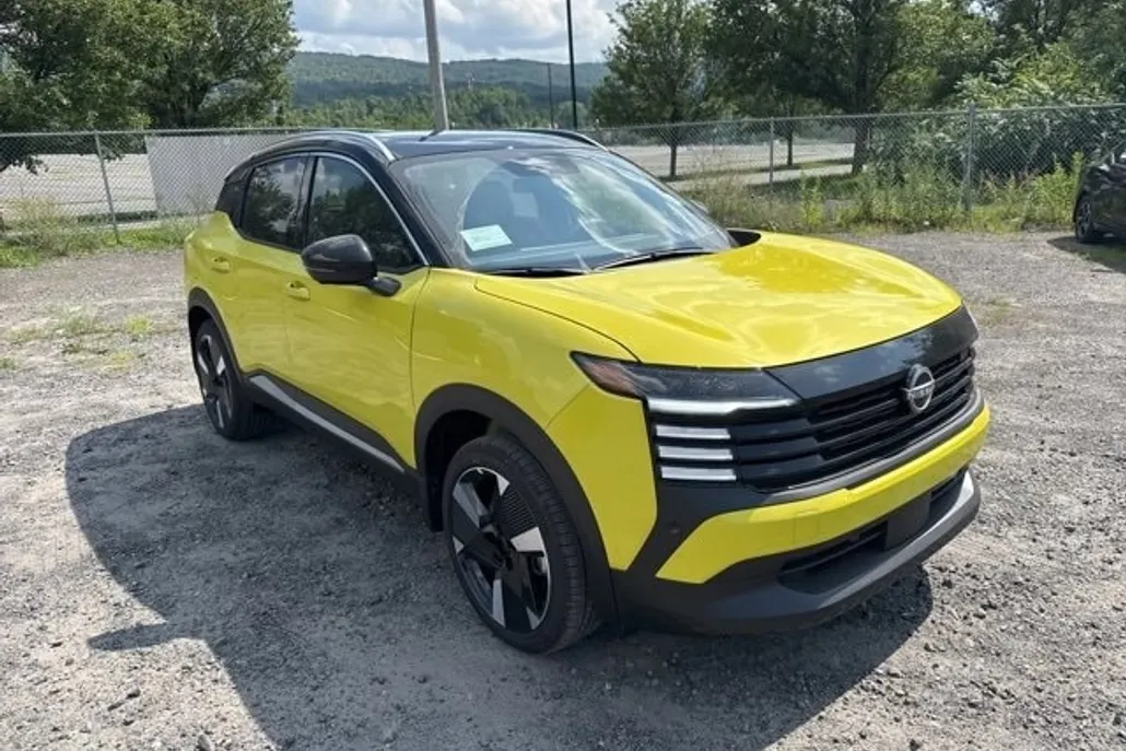 2025 Nissan Kicks SR photo 1