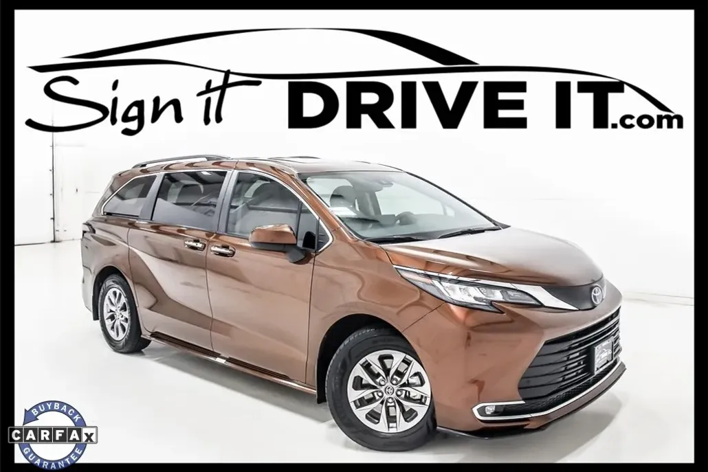2022 Toyota Sienna XLE photo 1