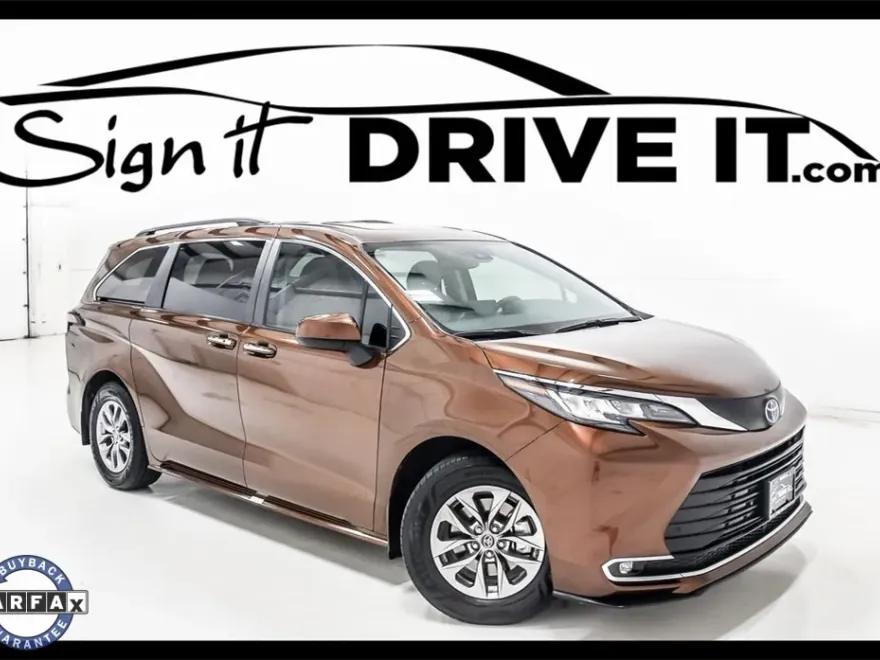 2022 Toyota Sienna XLE photo 1