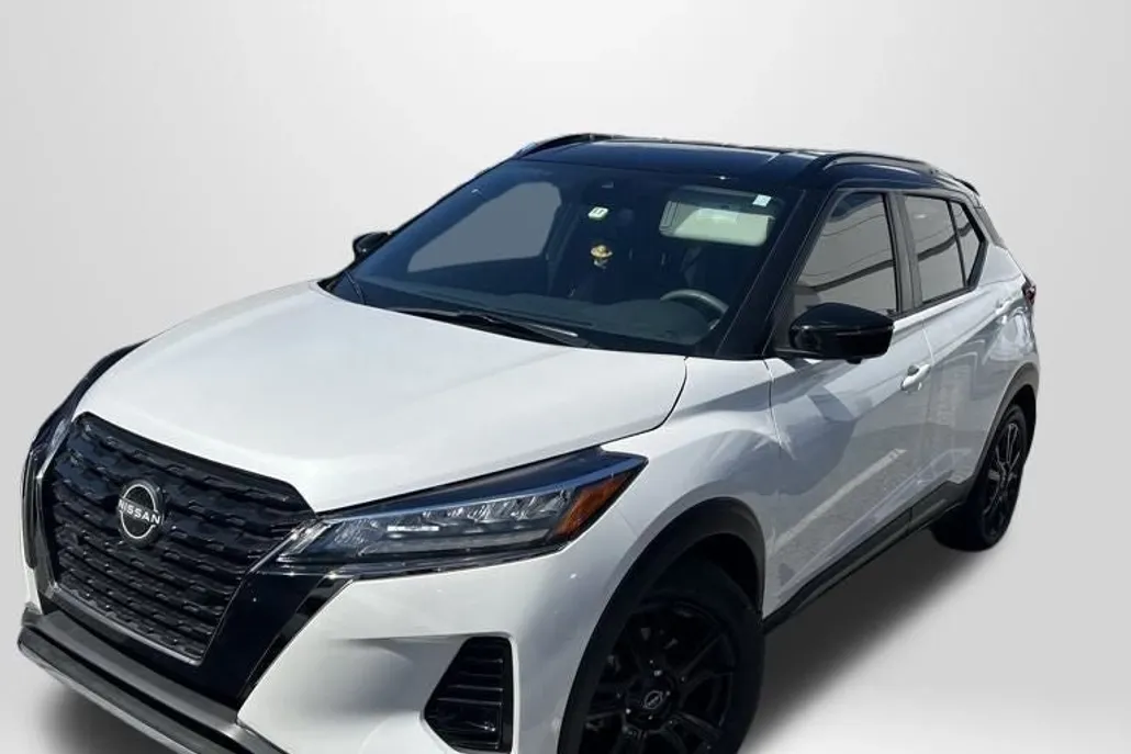 2023 Nissan Kicks SR photo 1