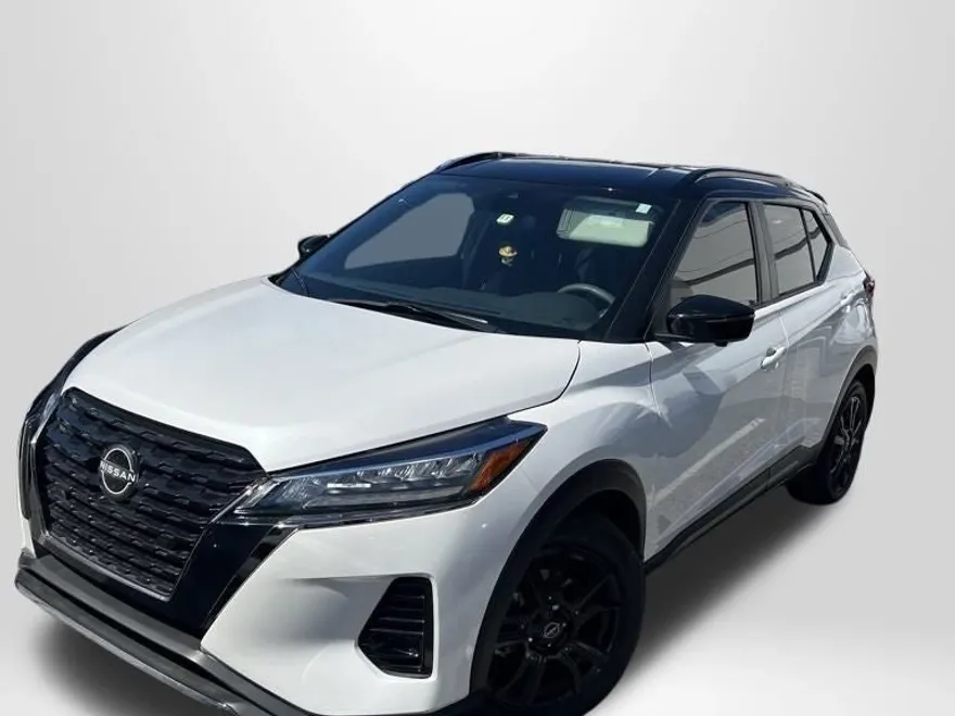 2023 Nissan Kicks SR photo 1