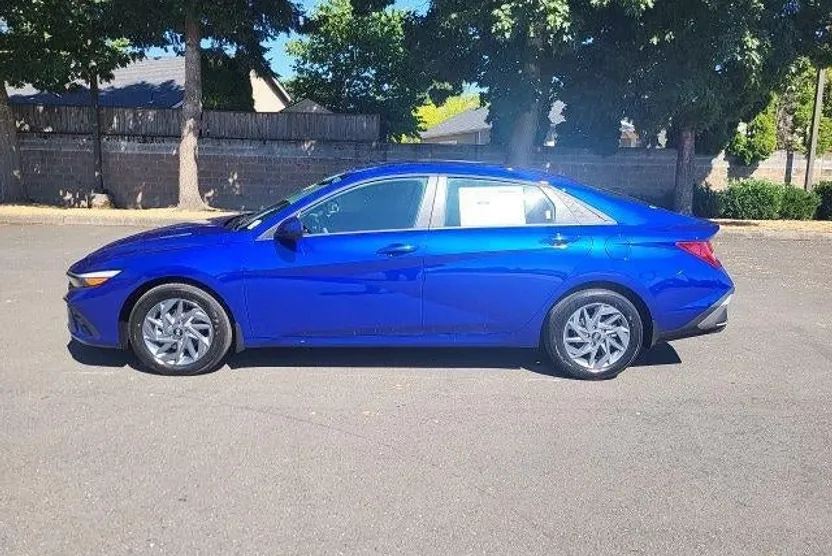 2025 Hyundai Elantra Blue SEL Sport photo 1