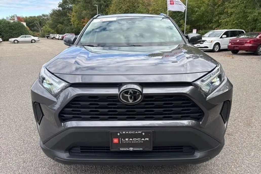 2022 Toyota RAV4 XLE photo 1