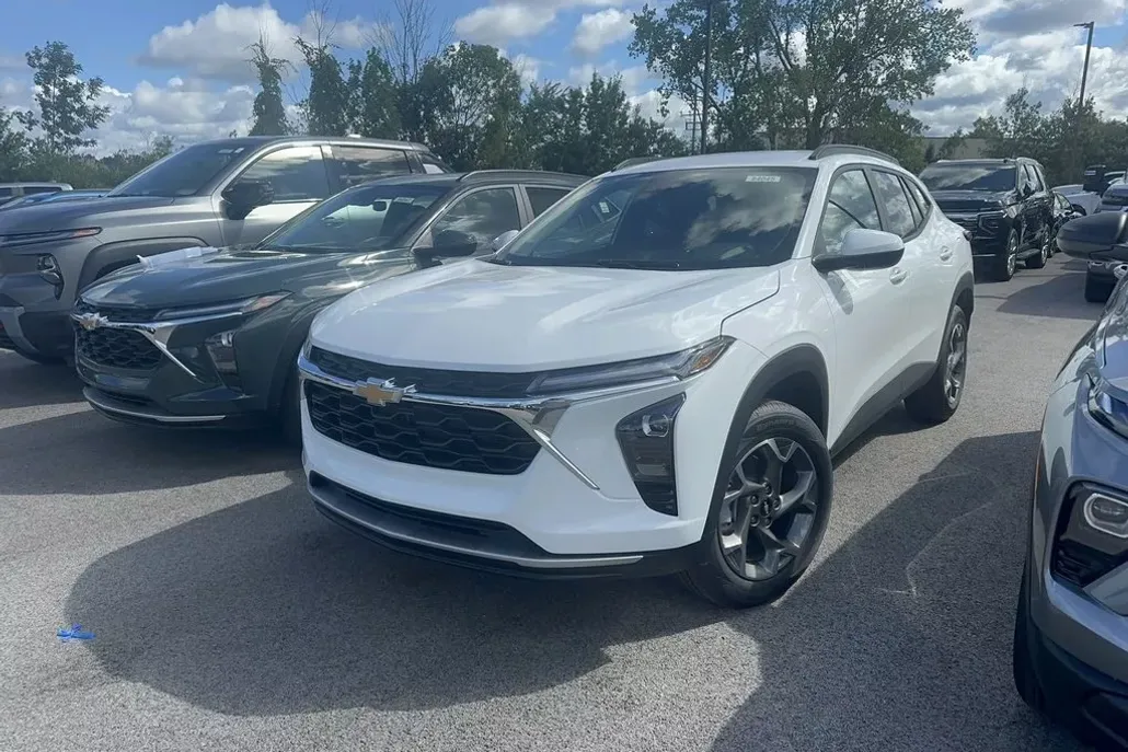 2025 Chevrolet Trax LT photo 1