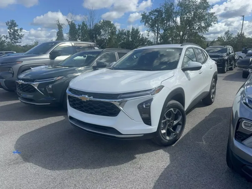 2025 Chevrolet Trax LT photo 1