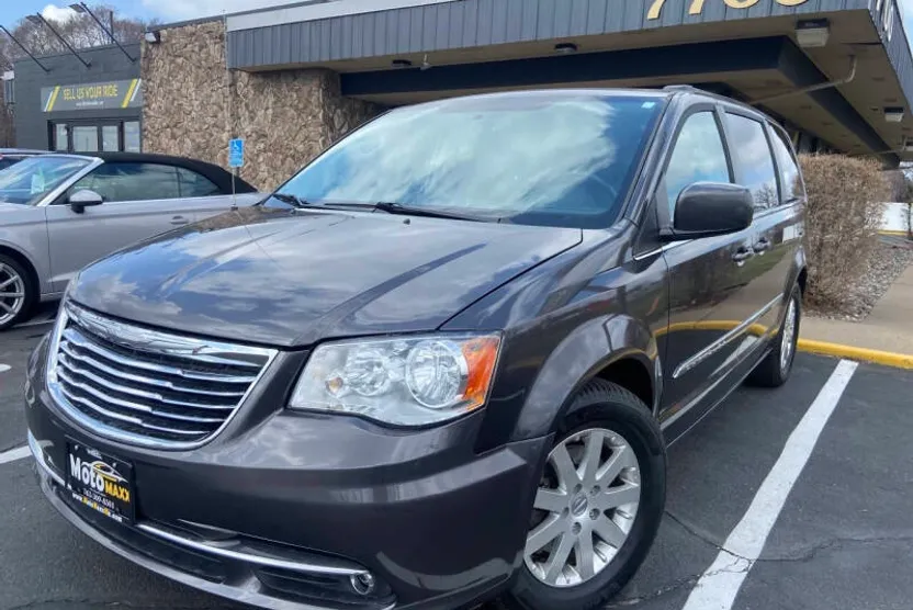 2015 Chrysler Town & Country Touring photo 1