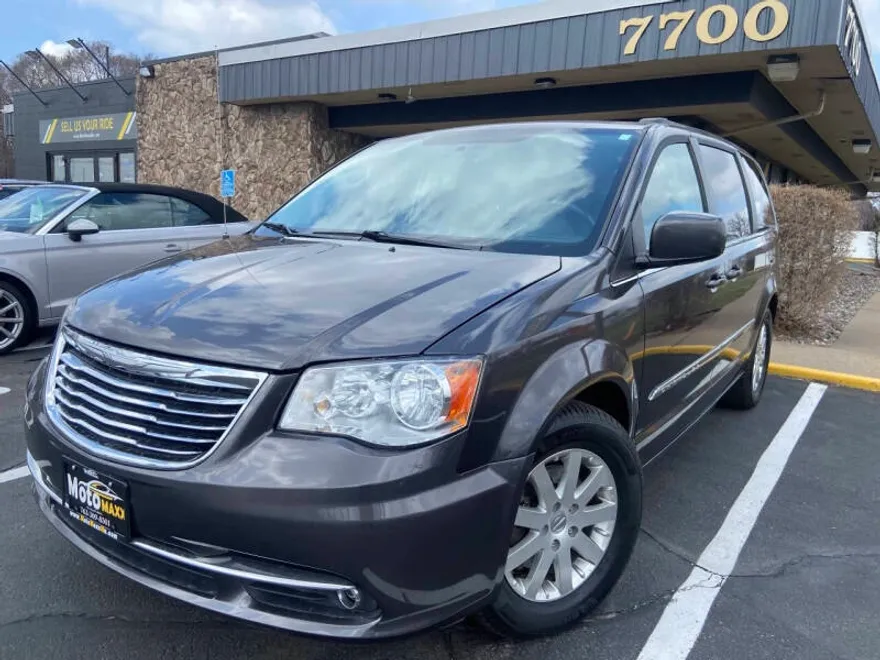 2015 Chrysler Town & Country Touring photo 1