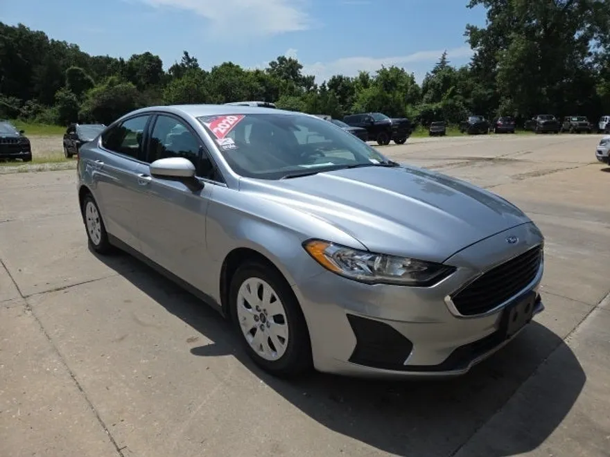 2020 Ford Fusion S photo 1
