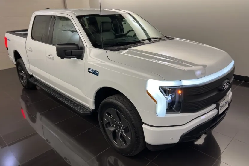 2025 Ford F-150 Lightning photo 1