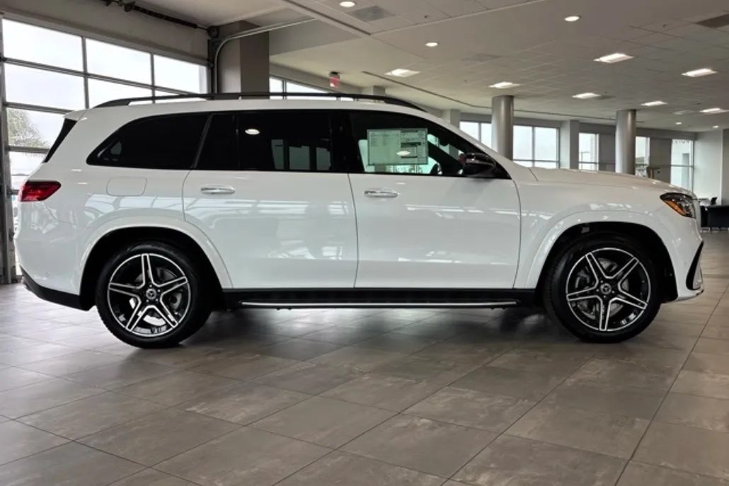 2025 Mercedes Benz GLS 450 4MATIC photo 1