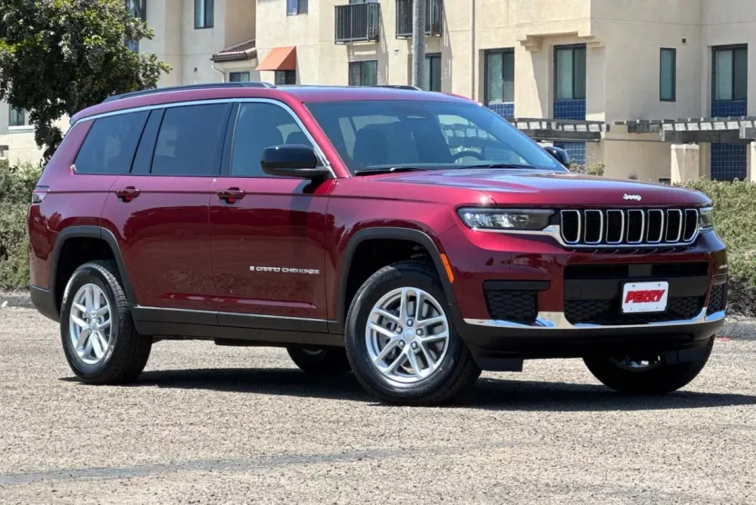 2025 Jeep Grand Cherokee Laredo photo 1