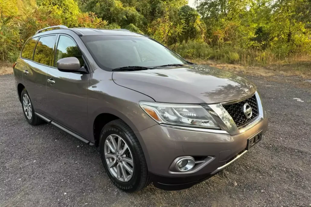 2014 Nissan Pathfinder SV photo 1