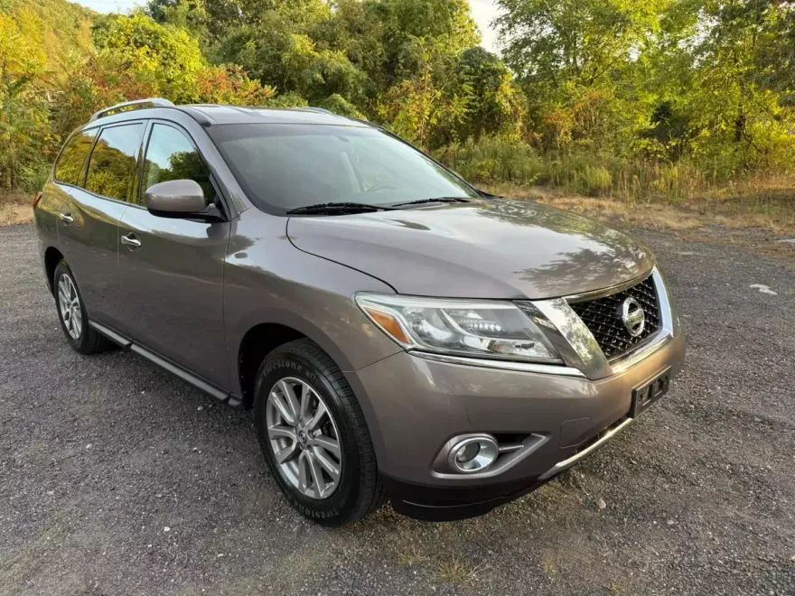 2014 Nissan Pathfinder SV photo 1