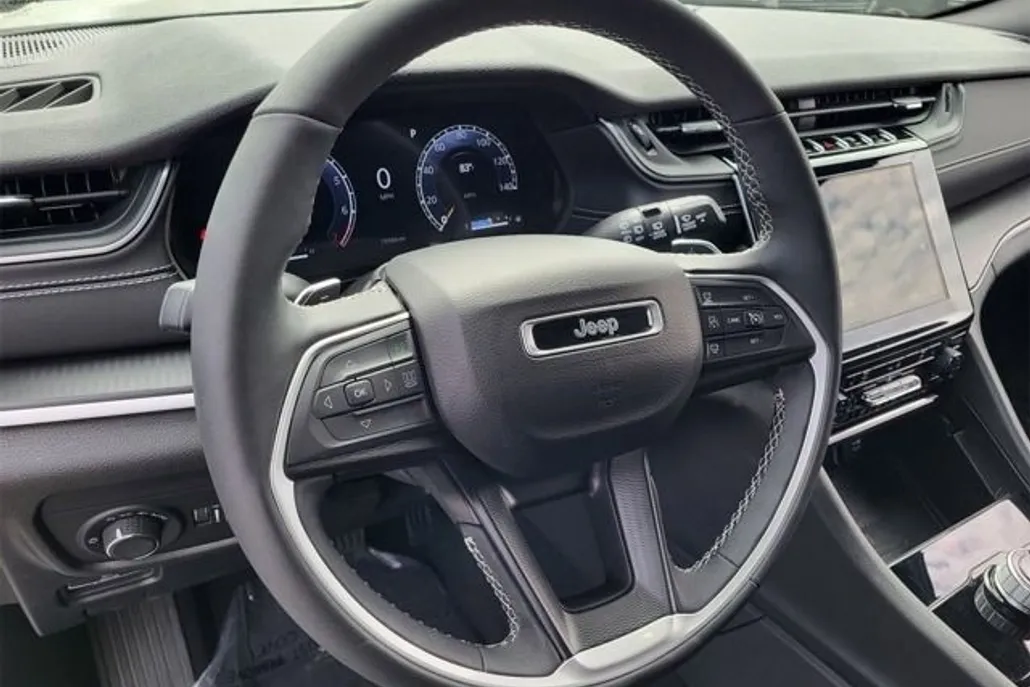 2024 Jeep Grand Cherokee Laredo photo 1