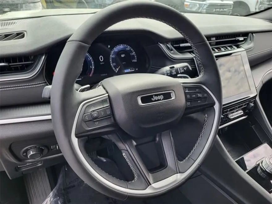 2024 Jeep Grand Cherokee Laredo photo 1