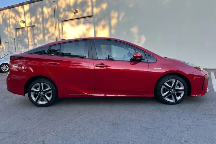 2019 Toyota Prius Limited photo 1