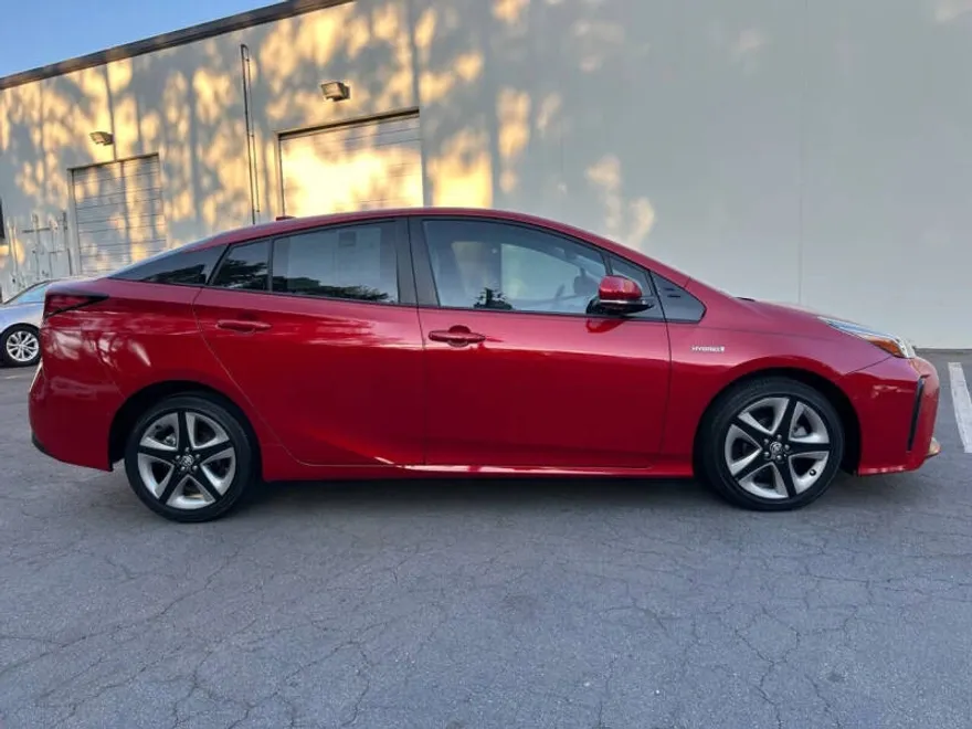 2019 Toyota Prius Limited photo 1