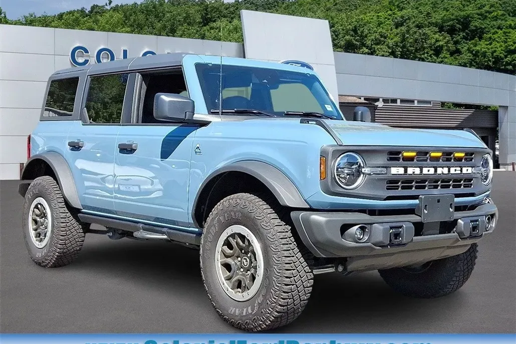 2023 Ford Bronco Black Diamond photo 1