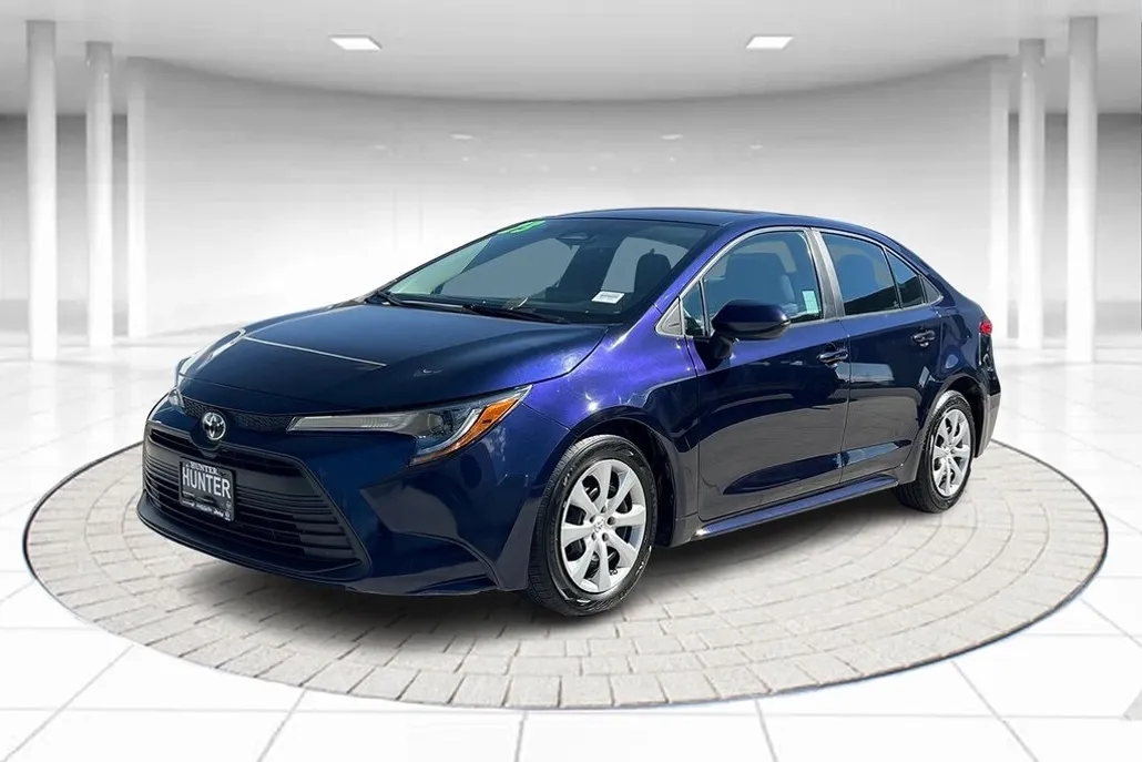 2023 Toyota Corolla LE photo 1