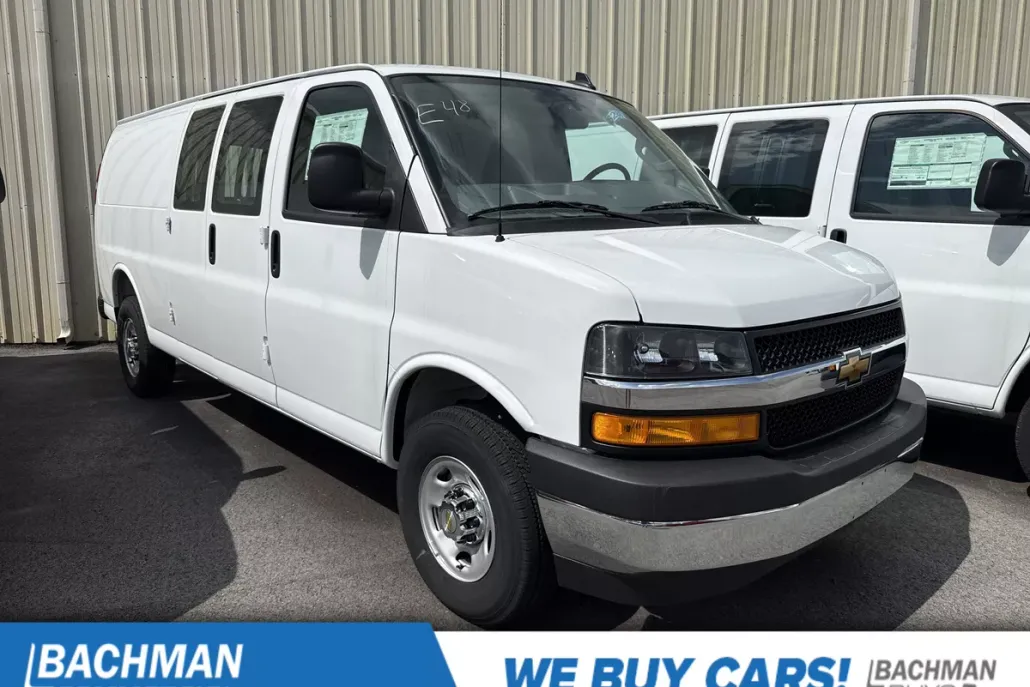 2025 Chevrolet Express Cargo 3500 photo 1
