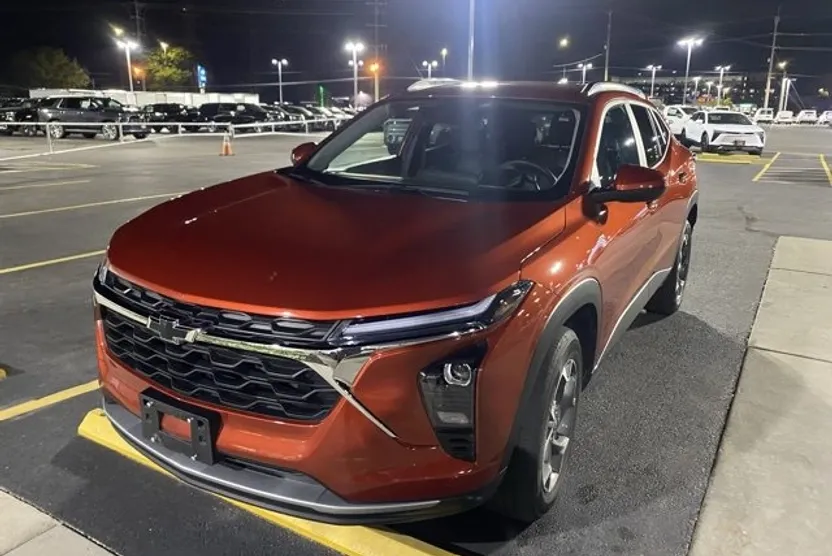 2024 Chevrolet Trax LT photo 1